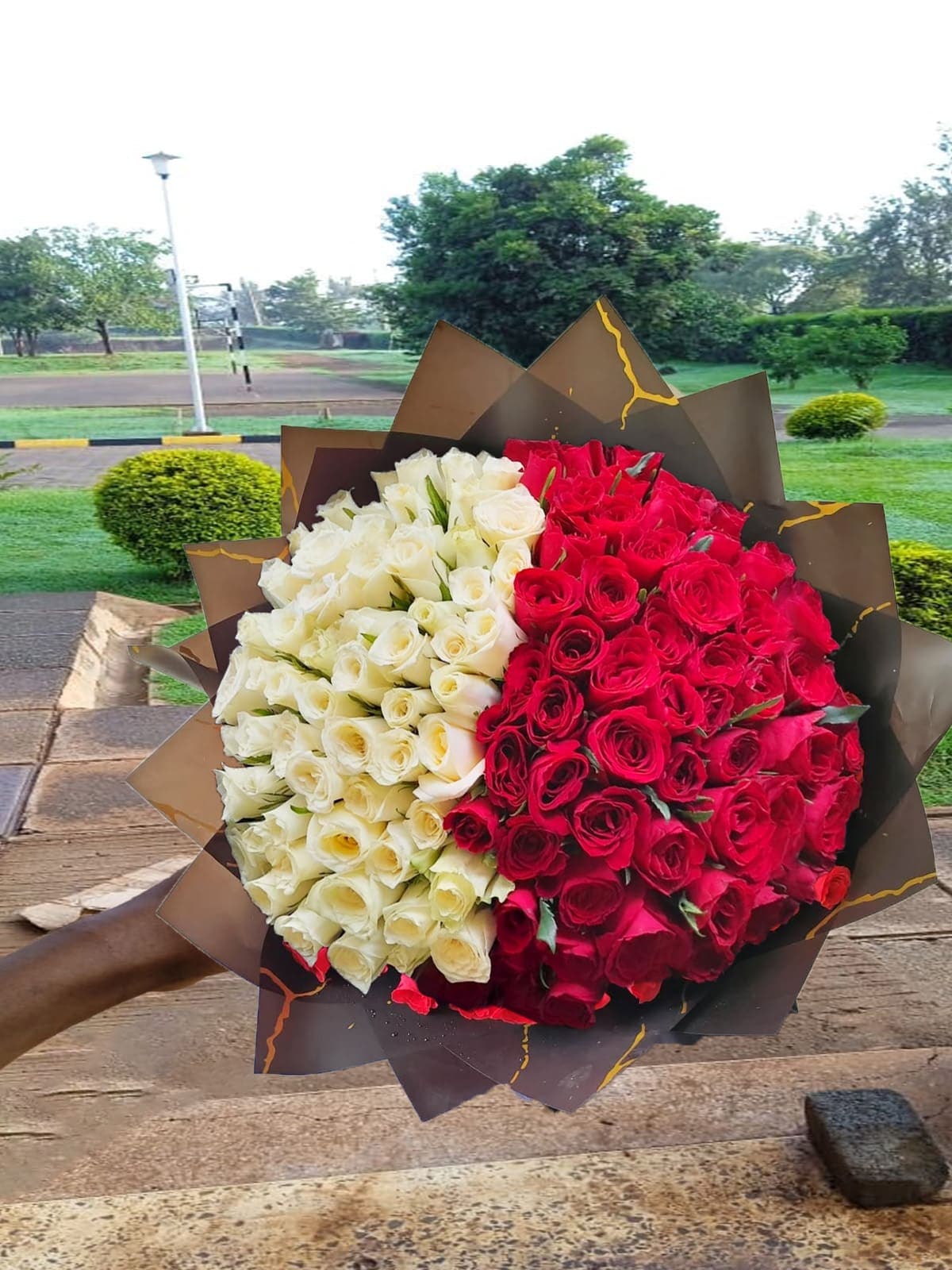 "100 Red Rose Stems in Kitengela & Nairobi β Luxurious Birthday Surprise at KSh 4000"