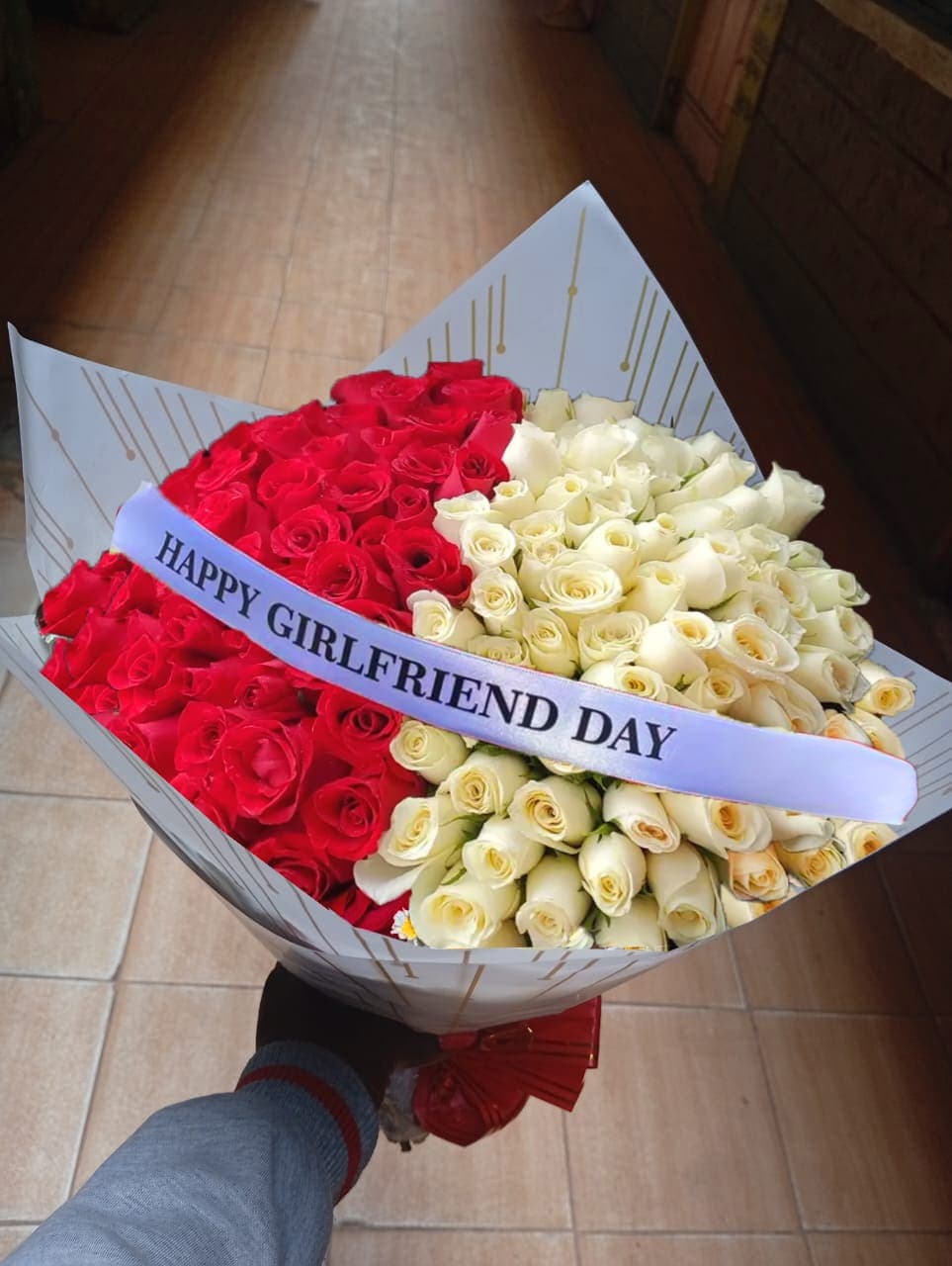 "Girlfriend day Red & White Roses – 100 Stems for KSh 4000 – Perfect for Weddings & Memorials in Nairobi & Kitengela"